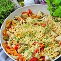 Makaron noodle z kurczakiem i warzywami