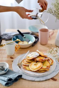 JABŁKA W CIEŚCIE, MÓJ SPOSÓB NA WEEKENDOWE ŚNIADANIE.