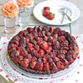 Tarta czekoladowa z truskawkami