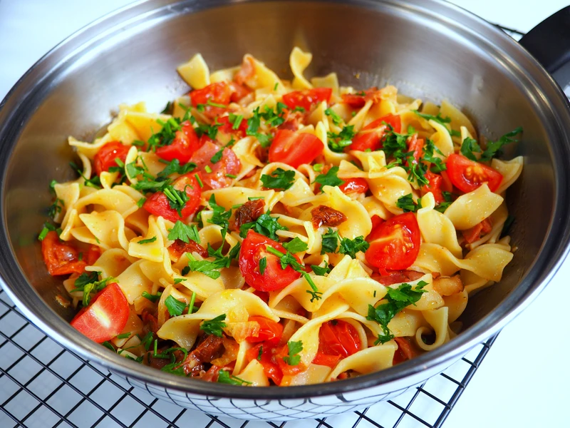 TAGLIATELLE Z SZYNKĄ I POMIDORAMI