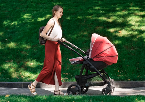 Pracująca mama dostanie z ZUS 1500 zł co miesiąc! Informacja od ZUS