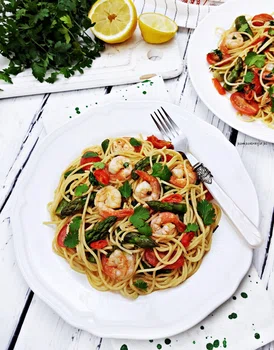 SPAGHETTI Z KREWETKAMI I SZPARAGAMI