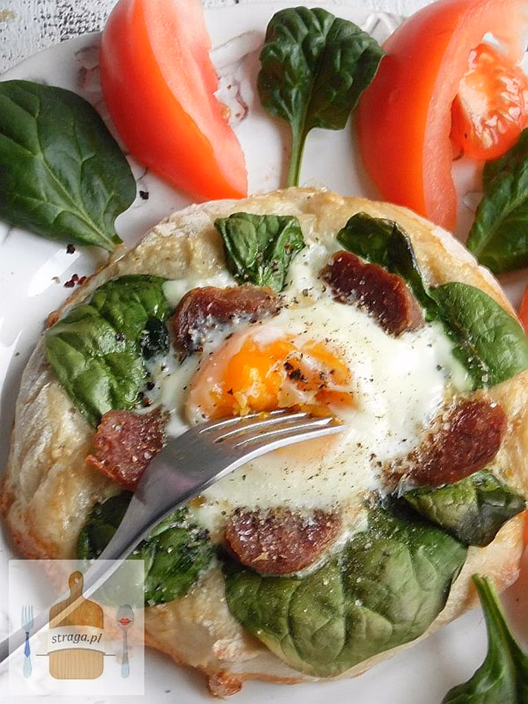 Mini pizza z jajkiem i szpinakiem