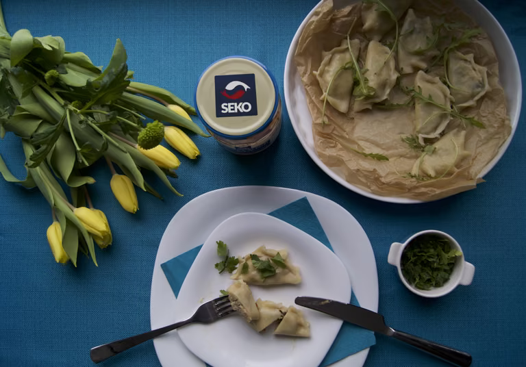 Pierogi ze szpinakiem i filetem śledziowym w suszonych pomidorach