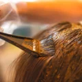 Jak naturalnie farbować włosy? Zalety ziołowych farb do włosów