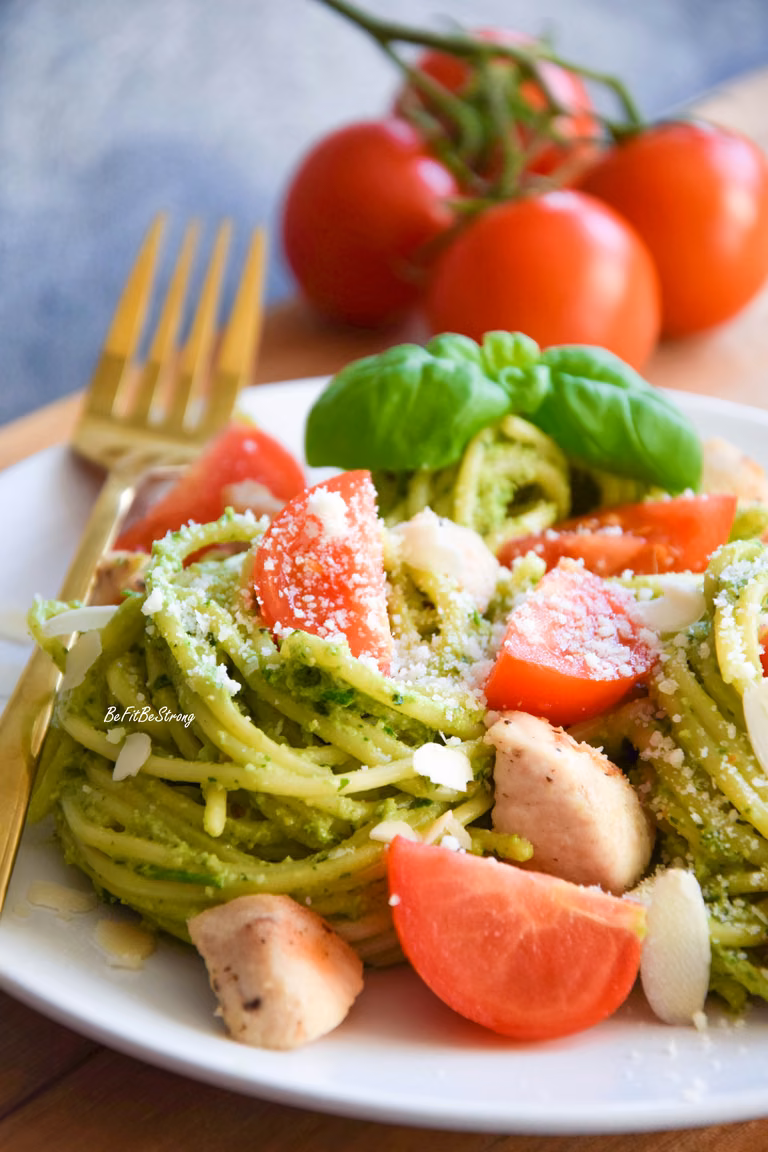 Makaron z indykiem z pesto z awokado i migdałów