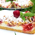 Tarta z truskawkami i waniliową pianką