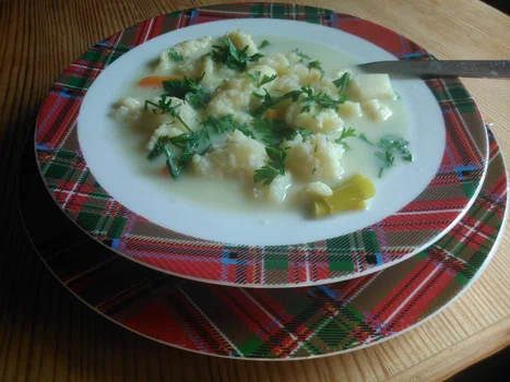 zupa kalafiorowa wegetariańska  z kładzionymi kluseczkami