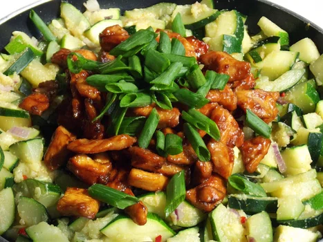 Miodowy kurczak na potrawce z cukinii