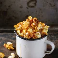 Karmelowy popcorn