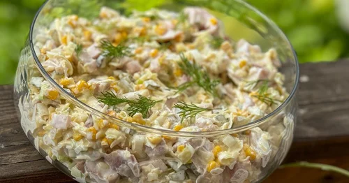 Sałatka z wędzonym kurczakiem i kukurydzą