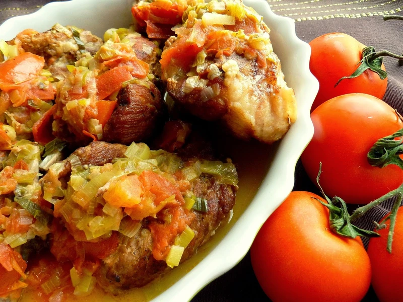 Żeberka w porach i pomidorach