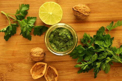 Pesto z pietruszki - bez czosnku ;))