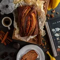 Chlebek bananowy z palonym masłem, orzechami i czekoladą - food²