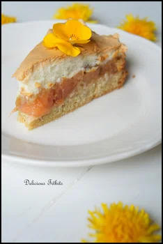 Wiosenne ciasto z rabarbarem, jabłkiem i bezą