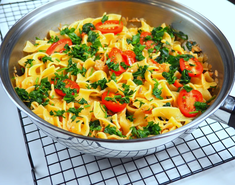 TAGLIATELLE Z ŁOSOSIEM I SZPINAKIEM