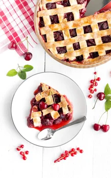 Krucha tarta z truskawkami i czereśniami