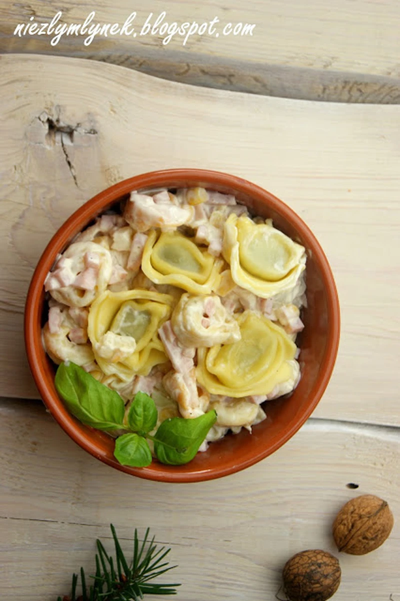 Świąteczna sałatka z ravioli szpinakowym