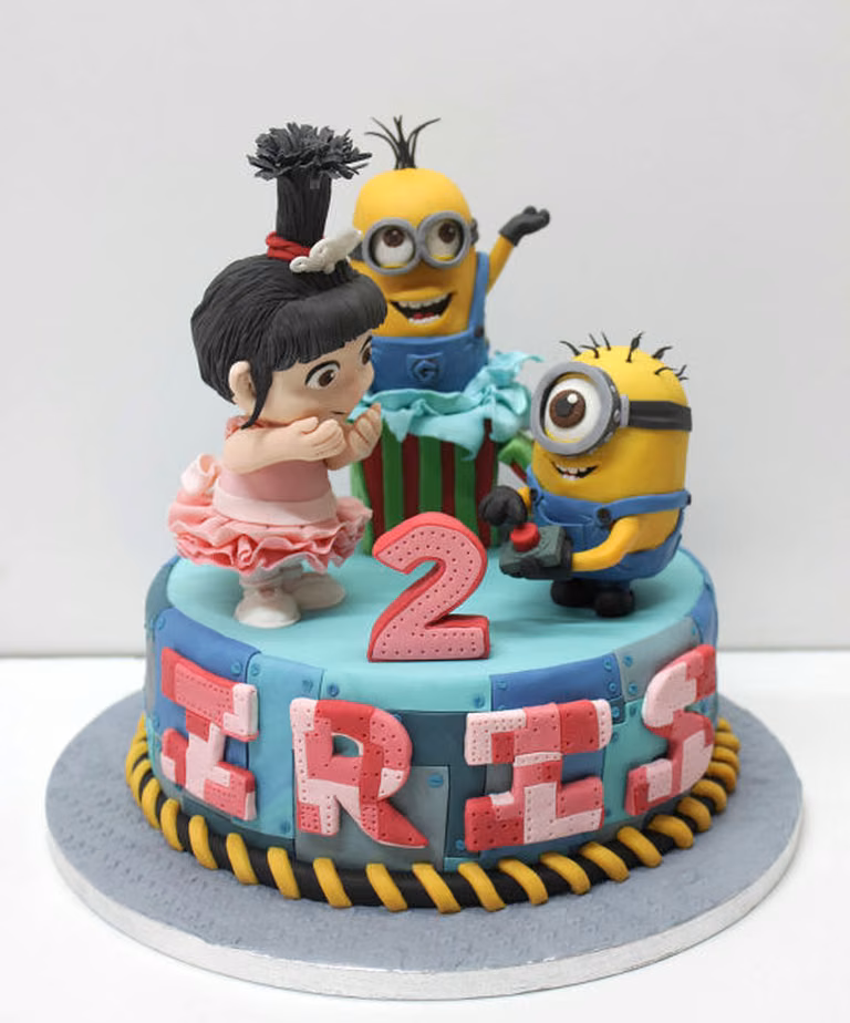 Torcik urodzinowy z minionkami