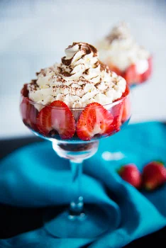 Deser truskawkowo-śmietanowy