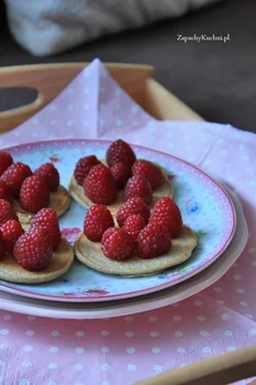 ŻYTNIE PANCAKES Z MALINAMI