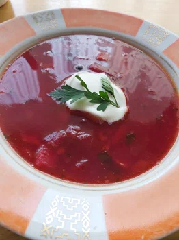 Zupa z czerwonego buraka.