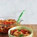 Makaron zapiekany z kiełbasą, papryką i fasolą