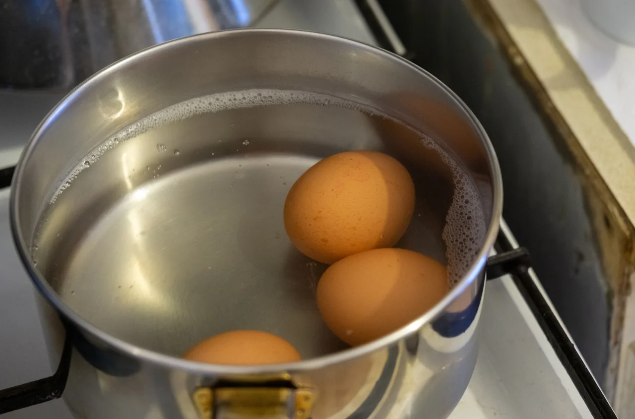 Jak ugotować idealne jajka? Ta jedna czynność zmienia wszystko!