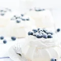 Mini Pavlova z borówkami
