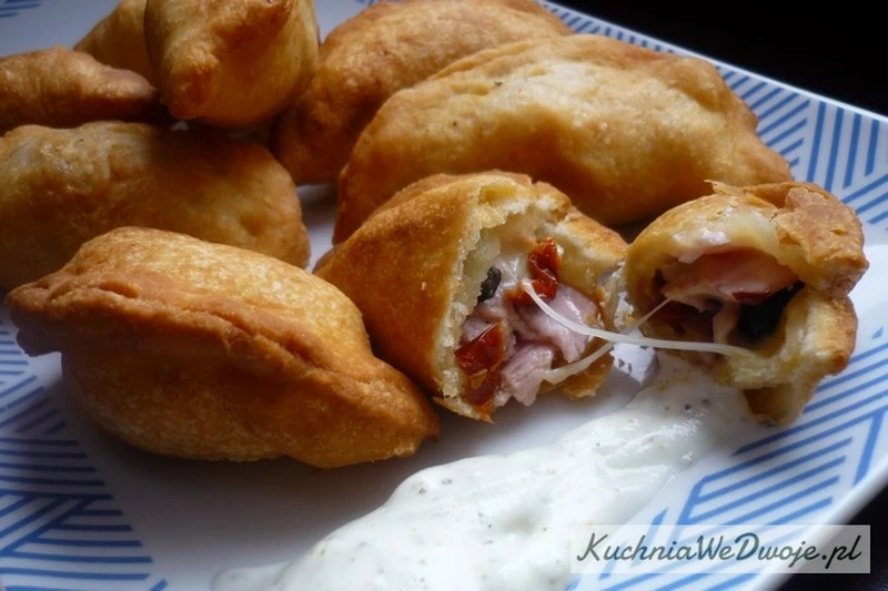 Pierożki z serem mozzarella, suszonymi pomidorami, oliwkami i szynką