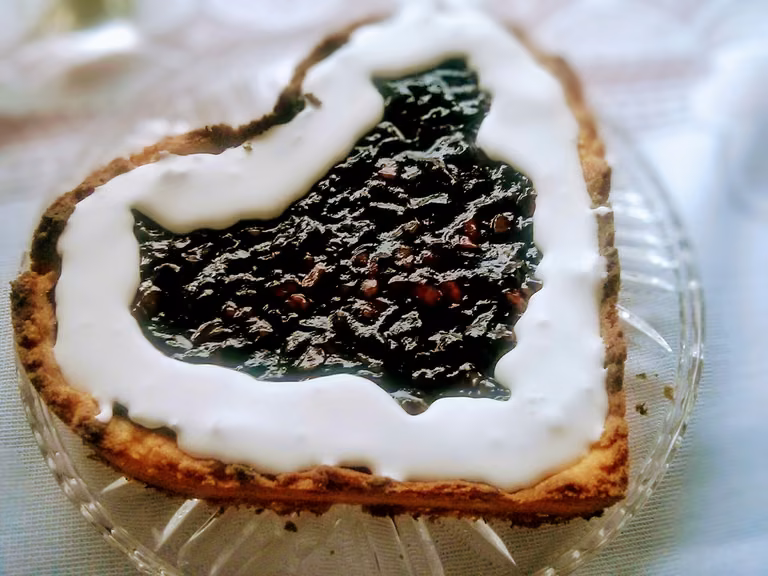 Kruchy mazurek porzeczkowo-migdałowy z lukrem