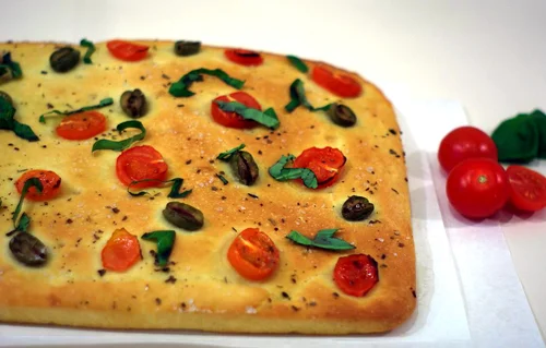 Focaccia z oliwkami i pomidorami