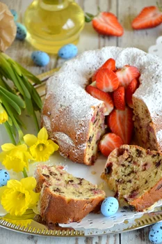 Wielkanocna babka z truskawkami i kawałkami czekolady