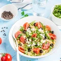 Sałatka z kasza bulgur, pomidorami i fetą