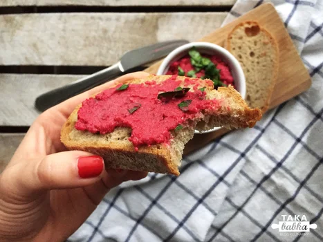Ekspresowy hummus buraczkowy
