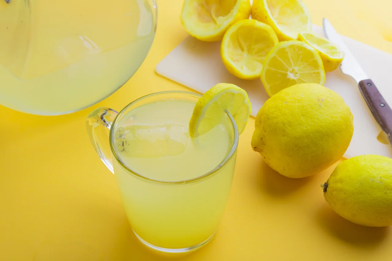 10 powodów, dla których powinieneś zacząć pić wodę z cytryną