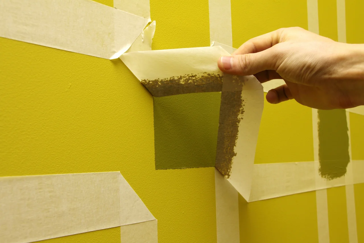 Jak zerwać taśmę malarską ze ściany bez zerwania farby?