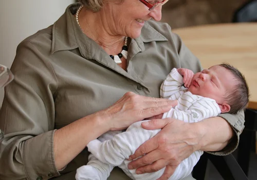 Urlop rodzicielski także dla dziadków! 1 lipca ten kraj wprowadził nowe przywileje dla rodziców