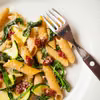 Pełnoziarnisty makaron penne z cukinią, szpinakiem i suszonymi pomidorami