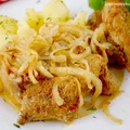 Pieczone żeberka z cebulą - prosty przepis na obiad