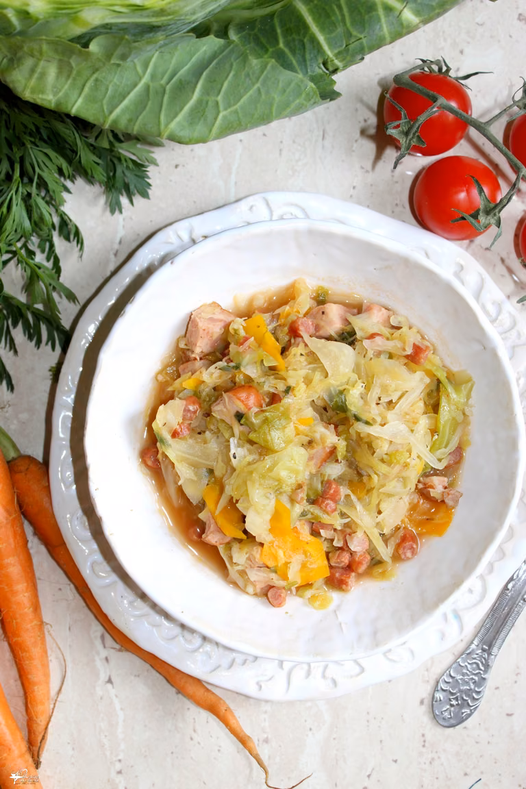 Bigos z młodej kapusty – danie jednogarnkowe
