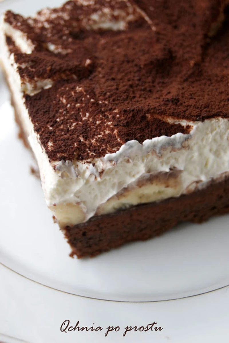 Browni z bitą śmietaną i bananami