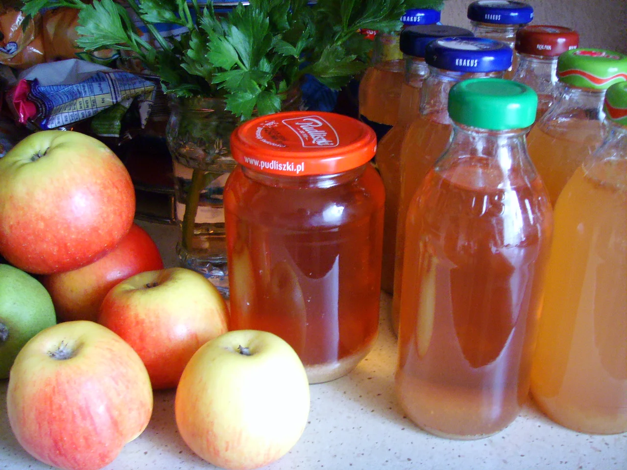 Sok z jabłek na zimę. Domowy sok jabłkowy. Domowe przetwory.
