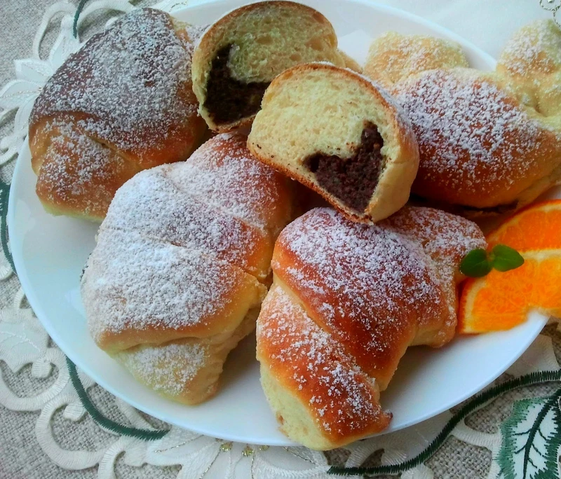 drożdżowe rogaliki z masa makowa