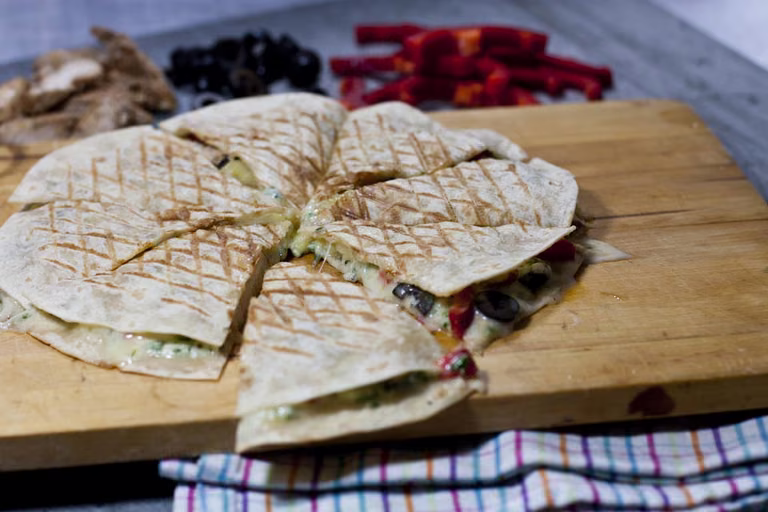 QUESADILLAS Z KURCZAKIEM, WARZYWAMI I TRZEMA SERAMI