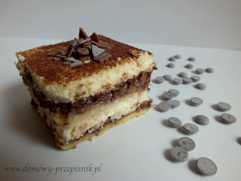 SERNIK PRZEKŁADANY BISZKOPTEM I POLEWĄ CZEKOLADOWĄ