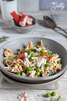 Sałatka z zielonym groszkiem, ogórkiem i surimi