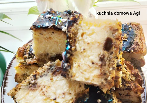 Sernik z twarogu z wiaderka z rodzynkami i mlekiem w proszku na cieście sypanym makowym