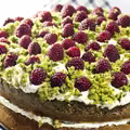 Tort szpinakowy z malinami