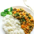 Dhal z soczewicą batatami i szpinakiem